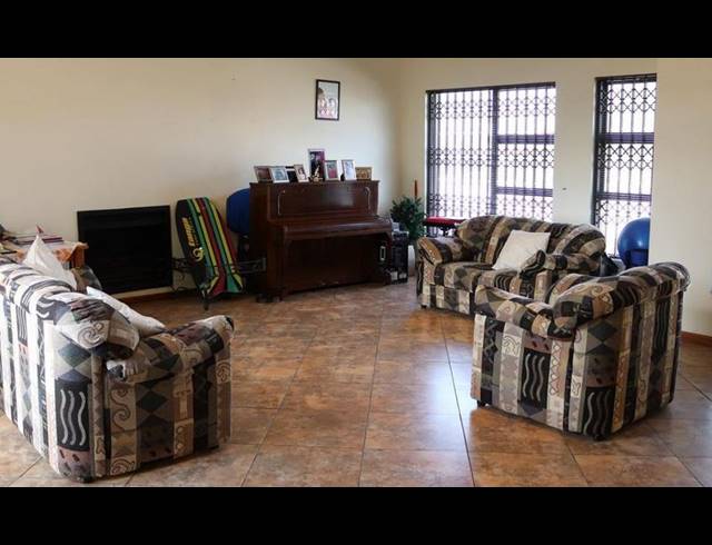 4 BEDROOM HOUSE FOR SALE IN COUNTRY CLUB